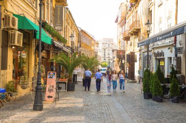Bucharest, Romanya - 28.04.2018: Turist Old Town ve restoranlarda şehir merkezindeki Lipscani Caddesi, Merkezi Bükreş en işlek caddelerinden biri üzerinde