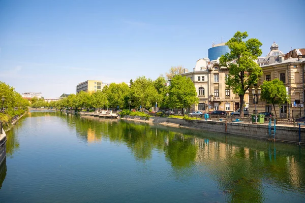 Bucarest, Romania - 28.04.2018: Fiume Dambovita a Bucarest, Romania — Foto Stock