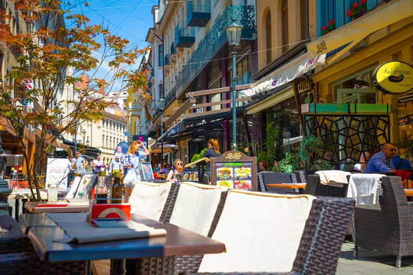 Bucharest, Rumania - 28.04.2018: Tourists in Old Town and Restaurants on Downtown Lipscani Street, one of the most busiest streets of central Bucharest — Stock Photo, Image