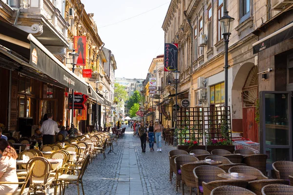 Bucharest, Romanya - 28.04.2018: Turist Old Town ve restoranlarda şehir merkezindeki Lipscani Caddesi, Merkezi Bükreş en işlek caddelerinden biri üzerinde