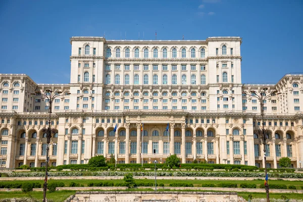 Edificio del parlamento rumano en Bucarest es el segundo edificio más grande del mundo — Foto de Stock