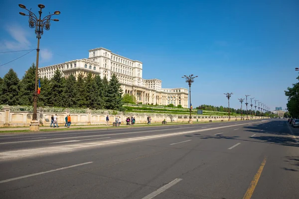 Bucarest, Rumania - 28.04.2018: Edificio del parlamento rumano en Bucarest es el segundo edificio más grande del mundo — Foto de Stock