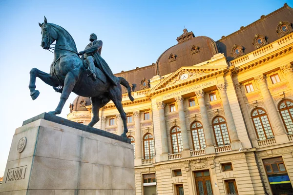 Bucarest, Rumania - 28.04.2018: Estatua ecuestre de Carol I frente al Palacio Real de Bucarest —  Fotos de Stock