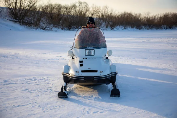 Jeździec na skuterze śnieżnym w przyrodzie Syberii, Rosja — Zdjęcie stockowe
