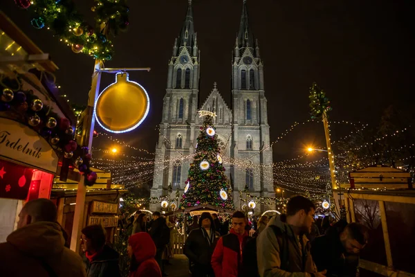 Praga, República Checa - 25.11.2019: Feira de Natal e árvore de Natal decorada na Praça Namesti Miru contra o edifício da Igreja de St. Ludmila, Praga, República Checa — Fotografia de Stock
