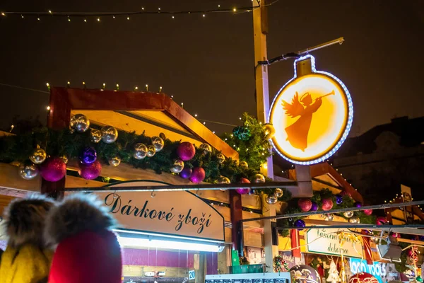 Praag, Tsjechië - 25.11.2019: Kerst kermis en versierde kerstboom op Namesti Miru plein tegen de bouw van de St. Ludmila kerk, Praag, Tsjechië — Stockfoto