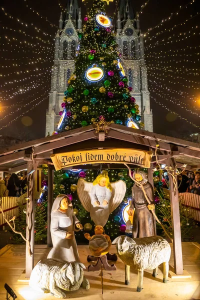 Prague, République tchèque - 25.11.2019 : Foire de Noël et arbre de Noël décoré sur la place Namesti Miru contre le bâtiment de l'église Sainte-Ludmila, Prague, République tchèque — Photo
