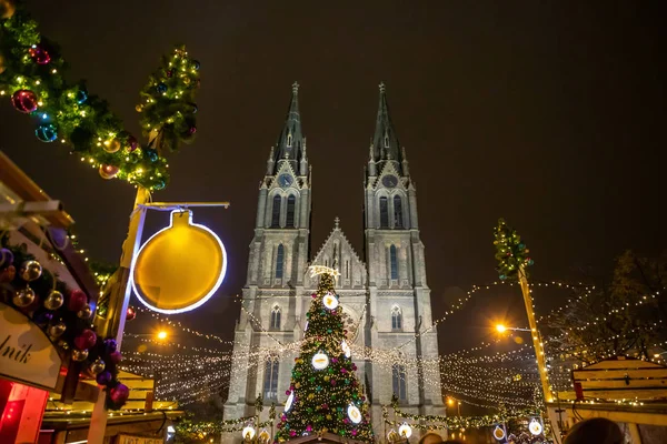 Praha - 25.11.2019: Vánoční veletrh a zdobený vánoční stromek na Náměstí Míru proti stavbě kostela sv. Ludmily, Praha — Stock fotografie