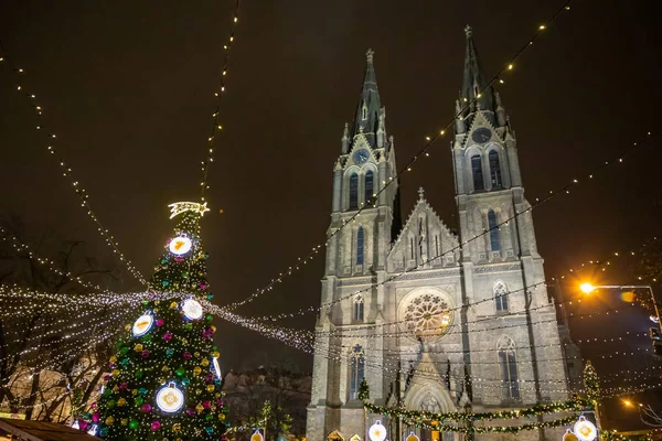 Prague, République tchèque - 25.11.2019 : Foire de Noël et arbre de Noël décoré sur la place Namesti Miru contre la construction de l'église Sainte-Ludmila, Prague, République tchèque — Photo