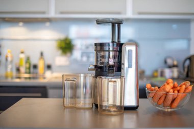 Meyve suyu ve meyve sıkacağı için taze havucu kapat, sağlıklı beslenme tarzı konsepti.