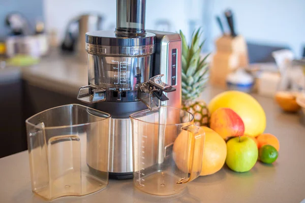 Ev mutfağında meyve suyu yapmak, sağlıklı beslenme tarzı konsepti. — Stok fotoğraf