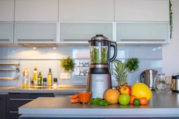 Создание зеленых коктейлей с блендером на домашней кухне, концепция здорового питания — стоковое фото