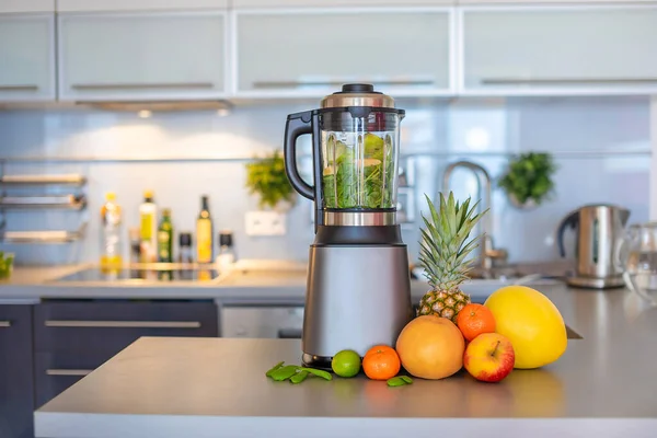 Fazendo smoothies verdes com liquidificador na cozinha doméstica, conceito de estilo de vida de alimentação saudável — Fotografia de Stock