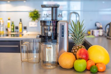Ev mutfağında meyve suyu yapmak, sağlıklı beslenme tarzı konsepti.