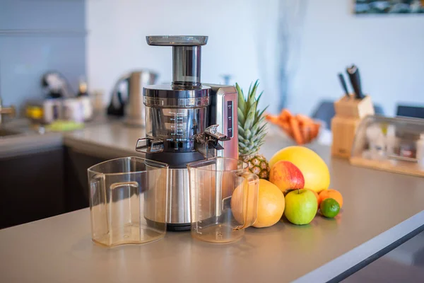 Haciendo jugo de fruta con la máquina del juicer en la cocina casera, concepto sano del estilo de vida de la alimentación — Foto de Stock