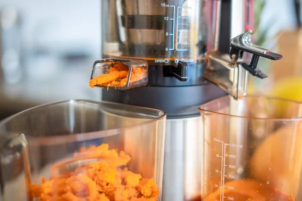 Fermeture de la pulpe de carotte de la préparation du jus frais dans la presse-agrumes — Photo