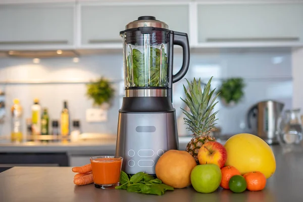 Making green smoothies with blender in home kitchen, healthy eating lifestyle concept — Stock Photo, Image