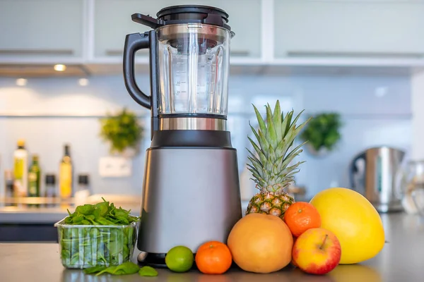 Diferentes frutas tropicales y batidos en el fondo de la cocina del hogar, concepto de estilo de vida saludable —  Fotos de Stock