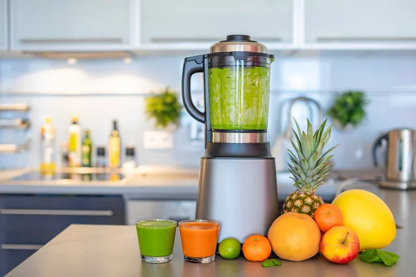 Hacer batidos verdes con licuadora en la cocina casera, concepto de estilo de vida saludable —  Fotos de Stock