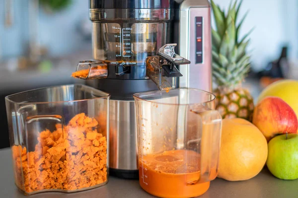 Membuat jus buah dengan mesin juicer di dapur rumah, konsep pola makan sehat — Stok Foto