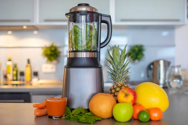 Hacer batidos verdes con licuadora en la cocina casera, concepto de estilo de vida saludable —  Fotos de Stock