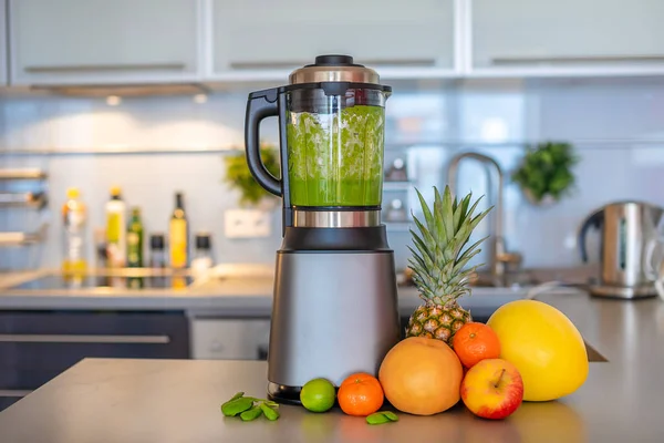 Hacer batidos verdes con licuadora en la cocina casera, concepto de estilo de vida saludable —  Fotos de Stock
