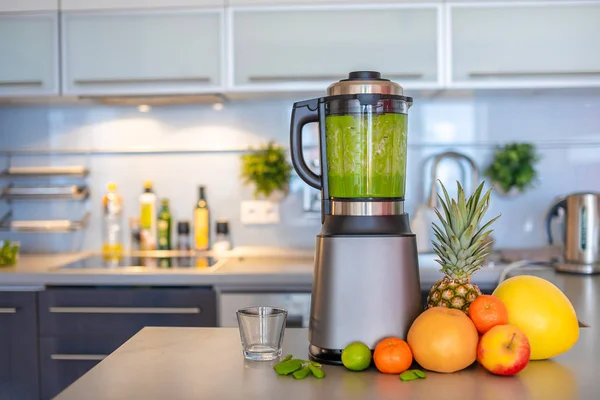 Hacer batidos verdes con licuadora en la cocina casera, concepto de estilo de vida saludable —  Fotos de Stock