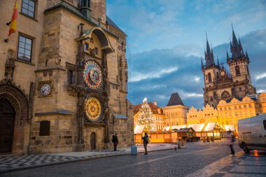 Prag, Çek Cumhuriyeti - 3.12.2019: Prag 'daki Old Town Meydanı' nda Noel ağacı olan Noel pazarı, Çek Cumhuriyeti 'nde sabahın erken saatlerinde