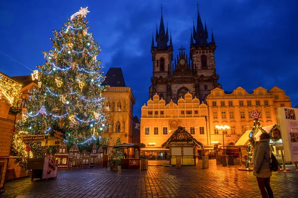 Prag, Tschechische Republik - 3.12.2019: Christkindlmarkt mit Christbaum auf dem Altstadtplatz in Prag am frühen Morgen, wenn alle Stände noch geschlossen sind, Tschechische Republik — Stockfoto