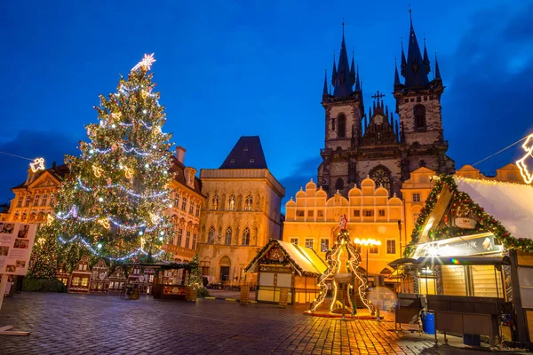 Прага, Чехия - 3.12.2019: Рождественская ярмарка с елкой на Староместской площади в Праге рано утром, когда все стенды все еще закрыты, Чехия — стоковое фото