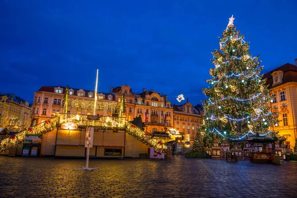 Praag, Tsjechië - 3.12.2019: Kerstmarkt met kerstboom op het Oude Stadsplein in Praag in de vroege ochtend wanneer alle stands nog gesloten zijn, Tsjechië — Stockfoto