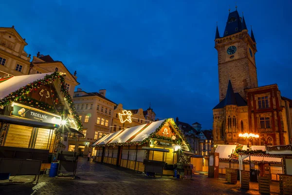 Praha, Česká republika - 3.12.2019: Vánoční trh s vánočním stromečkem na Staroměstském náměstí v Praze časně ráno, kdy jsou všechny stánky ještě zavřené — Stock fotografie
