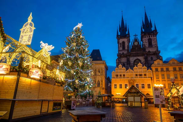 Prag, Çek Cumhuriyeti - 3.12.2019: Prag 'daki Old Town Meydanı' nda Noel ağacı olan Noel pazarı, Çek Cumhuriyeti 'nde sabahın erken saatlerinde — Stok fotoğraf