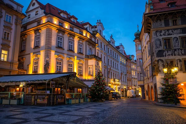 Praha, Česká republika - 3.12.2019: Vánoční výhled na Staroměstské náměstí v Praze časně ráno, kdy jsou všechny stánky ještě zavřené — Stock fotografie