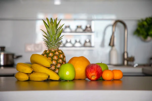 Різні тропічні фрукти та смузі на домашньому фоні кухні, концепція здорового харчування — стокове фото