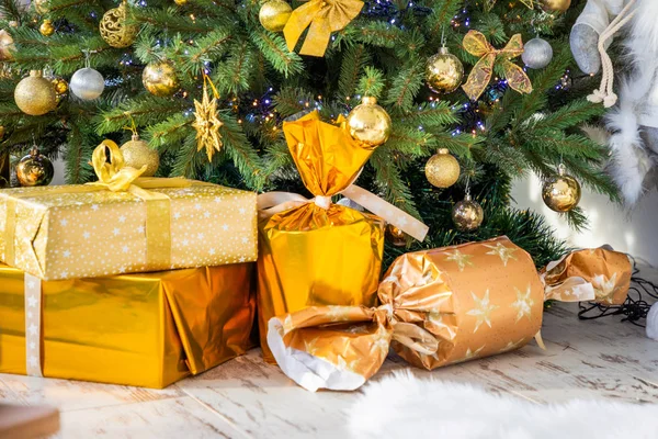 Φωτογραφία από κουτιά δώρων κάτω από το χριστουγεννιάτικο δέντρο, Πρωτοχρονιά σπίτι διακοσμήσεις σε λευκά και χρυσά χρώματα — Φωτογραφία Αρχείου