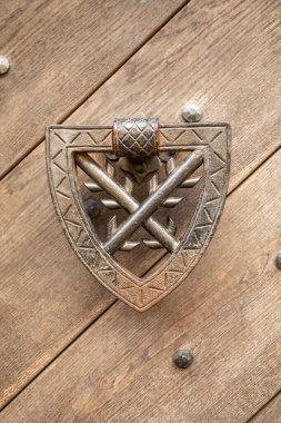 Çek Cumhuriyeti 'nin kuzey Bohemya kentindeki Kokorin Kalesi' nin ahşap kapısında kapı tokmağı.