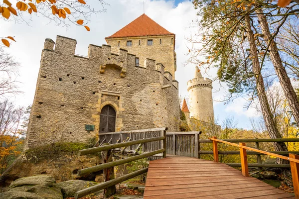 Średniowieczny zamek Kokorin w północnych Czechach jesienią, Republika Czeska — Zdjęcie stockowe