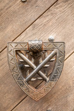 Çek Cumhuriyeti 'nin kuzey Bohemya kentindeki Kokorin Kalesi' nin ahşap kapısında kapı tokmağı.