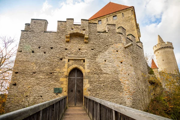 Средневековый замок Кокорин на севере Чехии осенью, Чехия — стоковое фото