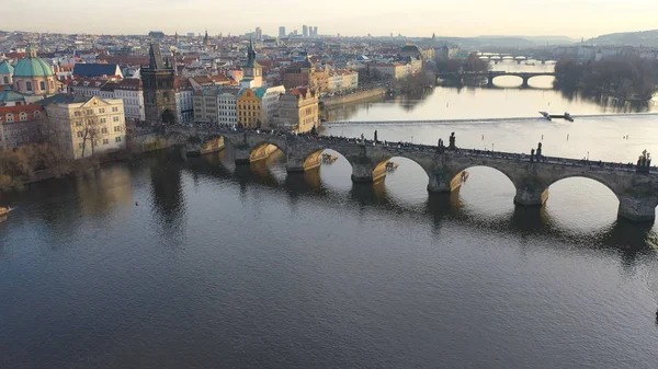 Widok z lotu ptaka Mostu Karola o zachodzie słońca w Pradze, Czechy — Zdjęcie stockowe