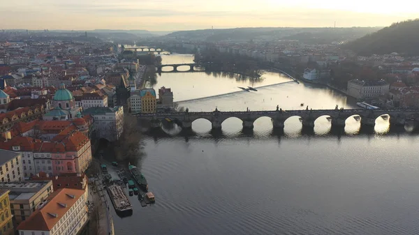 Flygfoto över Karlsbron vid solnedgången ljus i december i Prag, Tjeckien — Stockfoto