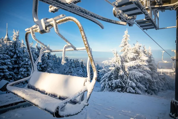 Skigebied Getest op zonnige winterdag in berg, Liberec, Tsjechië — Stockfoto