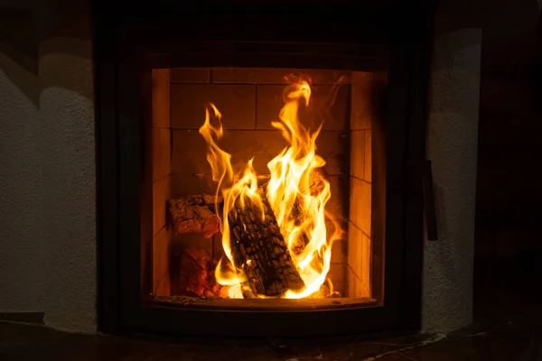 Closeup of firewood burning in fire, home fireplace — Stock Photo, Image