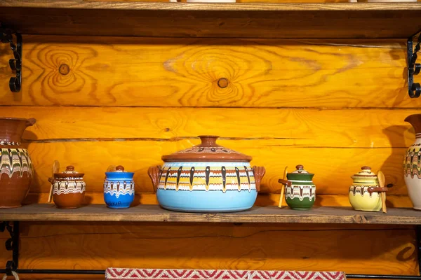 Utensílios de cozinha à moda antiga em estilo popular russo no fundo da parede de madeira — Fotografia de Stock