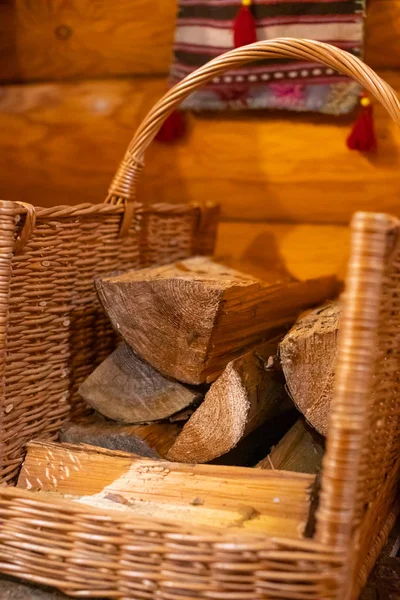 木製の背景に薪でバスケット — ストック写真