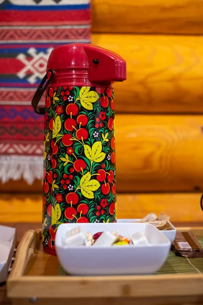 ロシアの民俗Khokhlomaスタイルとテーブルの上のキャンディーの茶魔法瓶 — ストック写真