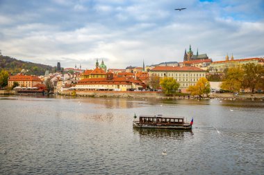 Kasım ayında Vltava Nehri üzerindeki Prag Şatosu, Çek Cumhuriyeti