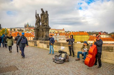 Prag, Çek Cumhuriyeti - 6.11.2019: Çek Cumhuriyeti 'nin Prag kentindeki Charles köprüsünde yürüyen turistler