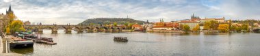 Prag Kalesi ve Charles Köprüsü Panorama manzaralı Vltava Nehri üzerinde Kasım günü, Prag, Çek Cumhuriyeti